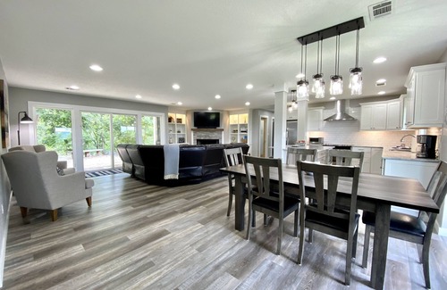Hot Springs House | Gorgeous Mountain View, 6 Private acres, Close to Downtown!