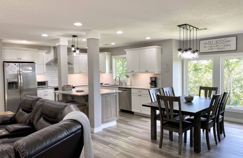 Hot Springs House | Gorgeous Mountain View, 6 Private acres, Close to Downtown!