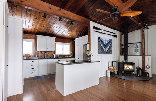 Muskoka Lakes Cottage | Gorgeous Muskoka Lakes Cottage with Amazing Views & Wood Burning Fireplace