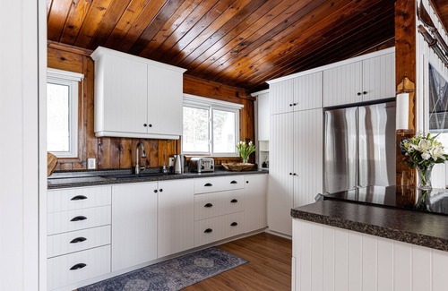 Muskoka Lakes Cottage | Gorgeous Muskoka Lakes Cottage with Amazing Views & Wood Burning Fireplace