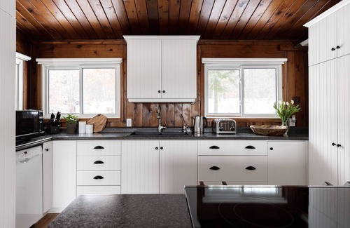 Muskoka Lakes Cottage | Gorgeous Muskoka Lakes Cottage with Amazing Views & Wood Burning Fireplace