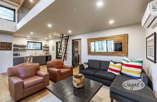 Minett Cottage | Gorgeous Muskoka masterpiece! Dockside cabana with bar!