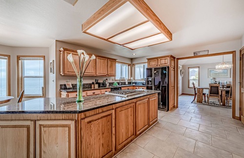 Brookings House | Gorgeous oceanfront estate with amazing views & hot tub - steps to quiet beach
