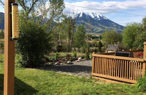 Emigrant House | Gorgeous Paradise Valley YNP North Entrance, Yellowstone is Open!