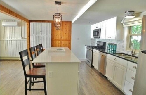 Suttons Bay Cottage | Gorgeous Private Beach on West GT Bay!