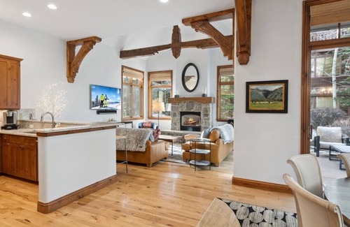 Edwards House | Gorgeous remodeled 2 level townhome, short walk to the Ski Lift, pool and hot tu