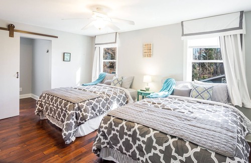 Gainesville Villa | Gorgeous Renovated Lake Front Home on Lanier sleeps 12, w dock, steps to water