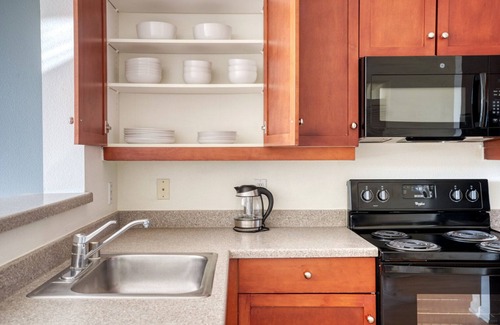 San Jose Apartment | Gorgeous San Jose 1BR w/W/D, Gym & Pool, nr Caltrain, by Blueground