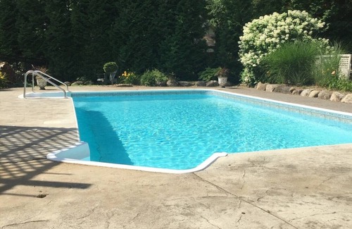 Gansevoort House | Gorgeous Saratoga Springs track rental with Pool, patio and outdoor shower