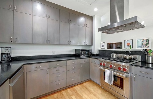 South of Market Cottage | Gorgeous SF 2-Bedroom 2-Bathroom Cottage, 2-Car Garage, Sun Deck & Patio in SoMa