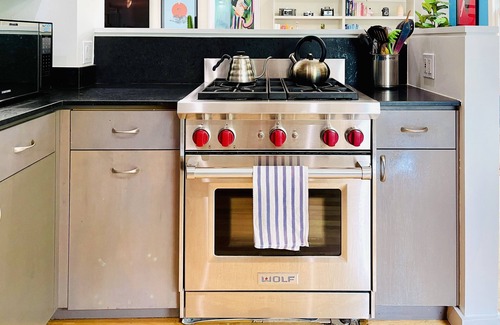 South of Market Cottage | Gorgeous SF 2-Bedroom 2-Bathroom Cottage, 2-Car Garage, Sun Deck & Patio in SoMa