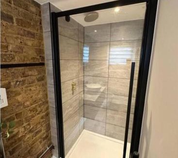 Westcliff-on-Sea Apartment | Gorgeous & Sleek 2BR City Centre Nr Cliffs Pavillion by Luxiety Stays