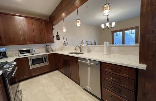 West Dover House | Gorgeous Slope side Ski-on/Ski-off townhome in the highly desirable TrailsEdge.