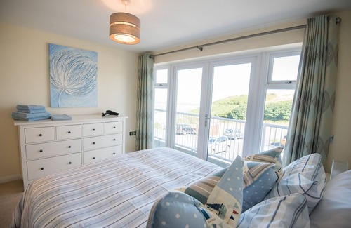 Mortehoe Apartment | Gorgeous spotless modern 2 bed, 2 bath flat, sea views, local pubs, great walks.