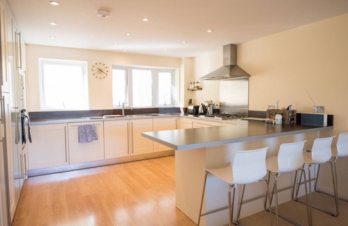 Mortehoe Apartment | Gorgeous spotless modern 2 bed, 2 bath flat, sea views, local pubs, great walks.