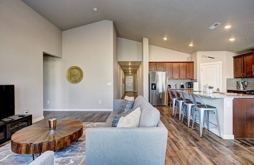 Star House | Gorgeous Star home ~ King Bed ~ 5 TVs ~ Walkable to Downtown Star and Albertsons