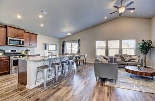 Star House | Gorgeous Star home ~ King Bed ~ 5 TVs ~ Walkable to Downtown Star and Albertsons