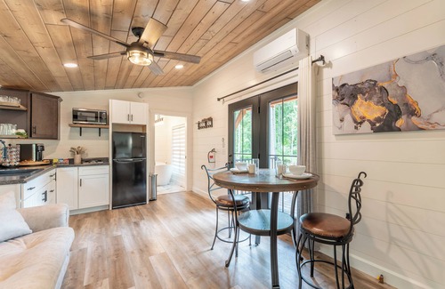 Millersburg House | Gorgeous studio, sleeps 4, Amish country.