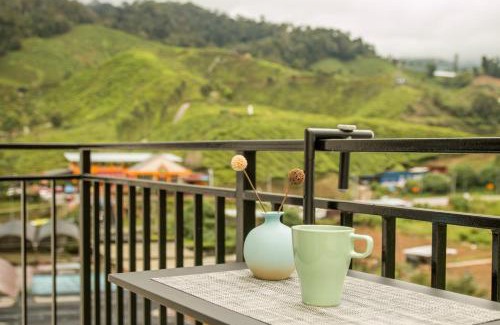 Kuala Terla Apartment | Gorgeous Sunset & Tea Plantation View-Premium Hotel Bed
