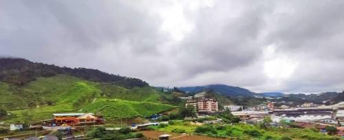 Kuala Terla Apartment | Gorgeous Sunset & Tea Plantation View-Premium Hotel Bed
