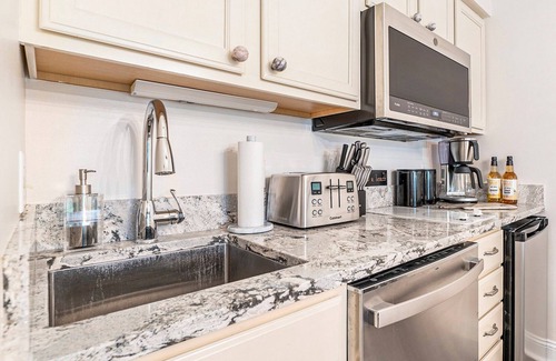Acme Condo | 🏖️ Gorgeous Sunset Views @ The Shores Lake View Condo ➠ 5681