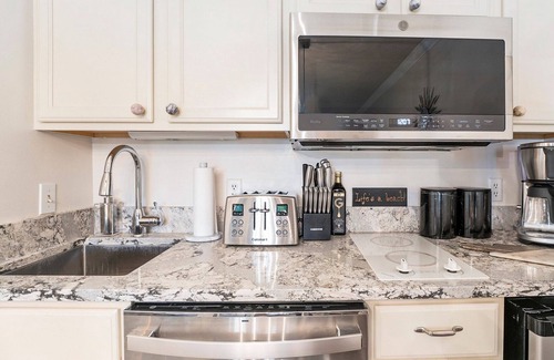 Acme Condo | 🏖️ Gorgeous Sunset Views @ The Shores Lake View Condo ➠ 5681