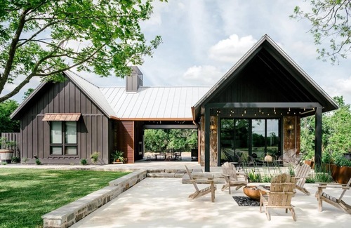 Burton Apartment | Gorgeous Sunsets + Firelight Vibes + 5 Min. to RT | Cricket Farms