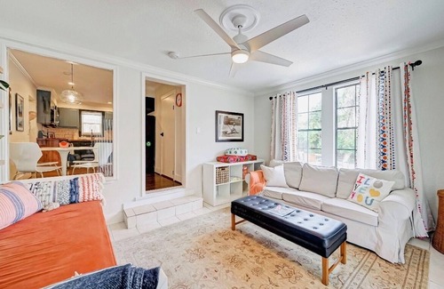 Neartown House | Gorgeous Upscale Bungalow in Montrose 3/4 Bedroomsn