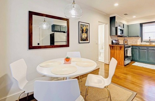 Neartown House | Gorgeous Upscale Bungalow in Montrose 3/4 Bedroomsn