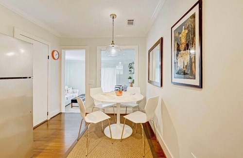 Neartown House | Gorgeous Upscale Bungalow in Montrose 3/4 Bedroomsn