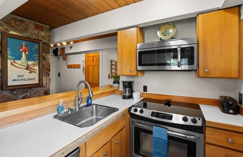 Big Sky Meadow Village Condo | Gorgeous View! Cozy Condo with Mountain Views Near Big Sky Resort & Yellowstone