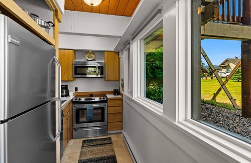 Big Sky Meadow Village Condo | Gorgeous View! Cozy Condo with Mountain Views Near Big Sky Resort & Yellowstone