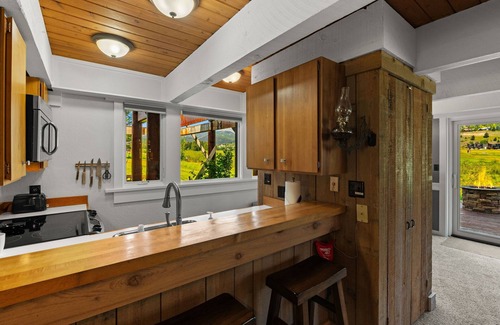 Big Sky Meadow Village Condo | Gorgeous View! Cozy Condo with Mountain Views Near Big Sky Resort & Yellowstone