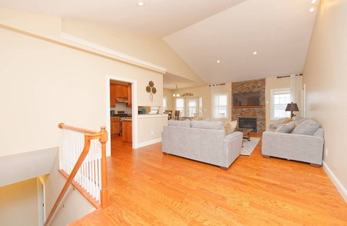 Round Lake House | Gorgeous Views of Round Lake, Minutes to Saratoga