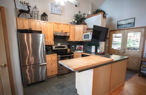 Edgemont House | Gorgeous Waterfront Home on Greers Ferry Lake! Hiking, Swimming, Fishing & More