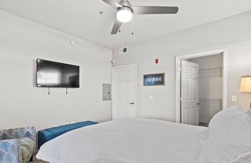 Glendale Sports and Entertainment District Apartment | Gorgeous Westgate 1 Bedroom