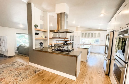 Skyway House | ★Gorgeous★Remodeled home mins to trails/downtown