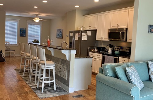 Midtown Ocean City House | GorgeousTownhouse,Beautiful Bay Views,1 block from Ocean, Free WiFi, linens inc.