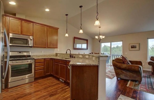 Government Hill House | Government Hill - Mountain Views, near JBER. 3bd-2.5ba, 2car gar. Fenced yard.