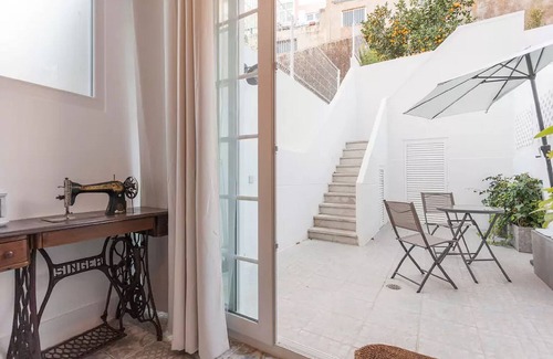 Santa Engracia Apartment | Grace Garden Home a natural garden facing the river in the center of Lisbon