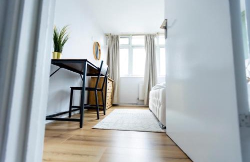 Thamesmead Apartment | Grace House - 15 Minutes To Central London