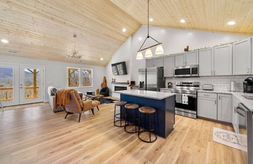 Franklin House | Graceland Mountain Retreat | Secluded Mountaintop Home on 10 Acres