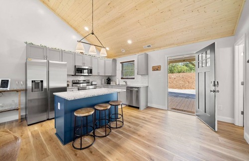 Franklin House | Graceland Mountain Retreat | Secluded Mountaintop Home on 10 Acres