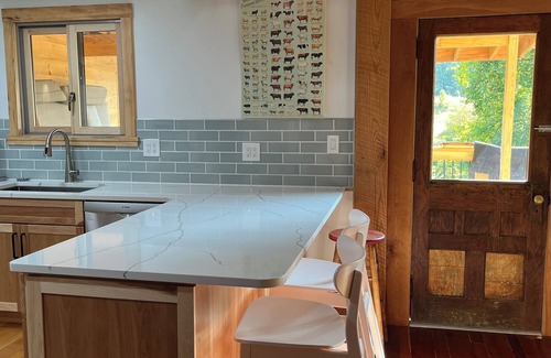 Beyer Cabin | Gracious countryside retreat NE of Pittsburgh at Artist’s Cabin