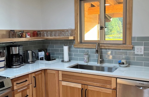 Beyer Cabin | Gracious countryside retreat NE of Pittsburgh at Artist’s Cabin