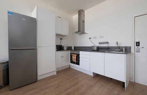 Smethwick Apartment | Gracious Escape in the West Midlands
