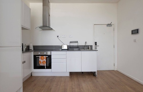 Smethwick Apartment | Gracious Escape in the West Midlands
