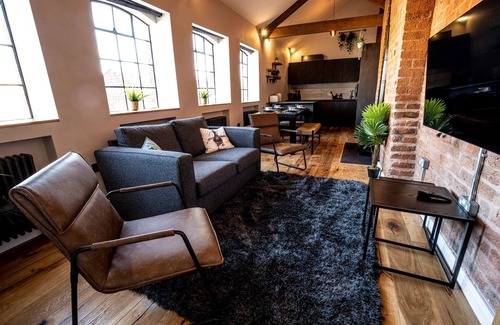 Birmingham City Centre House | Grade 2 Listed Luxury & Chic Industrial 3BR Mews House with FIREPLACE