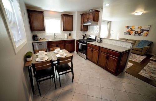 Burbank House | Grade A Working Class Safe Neighborhood 3BR up to 6 guests. Updated & Best Price