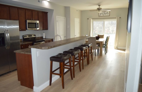 Grafton House | Grafton Escape #2 - River views! Pool! Walking distance to bars/restaurants